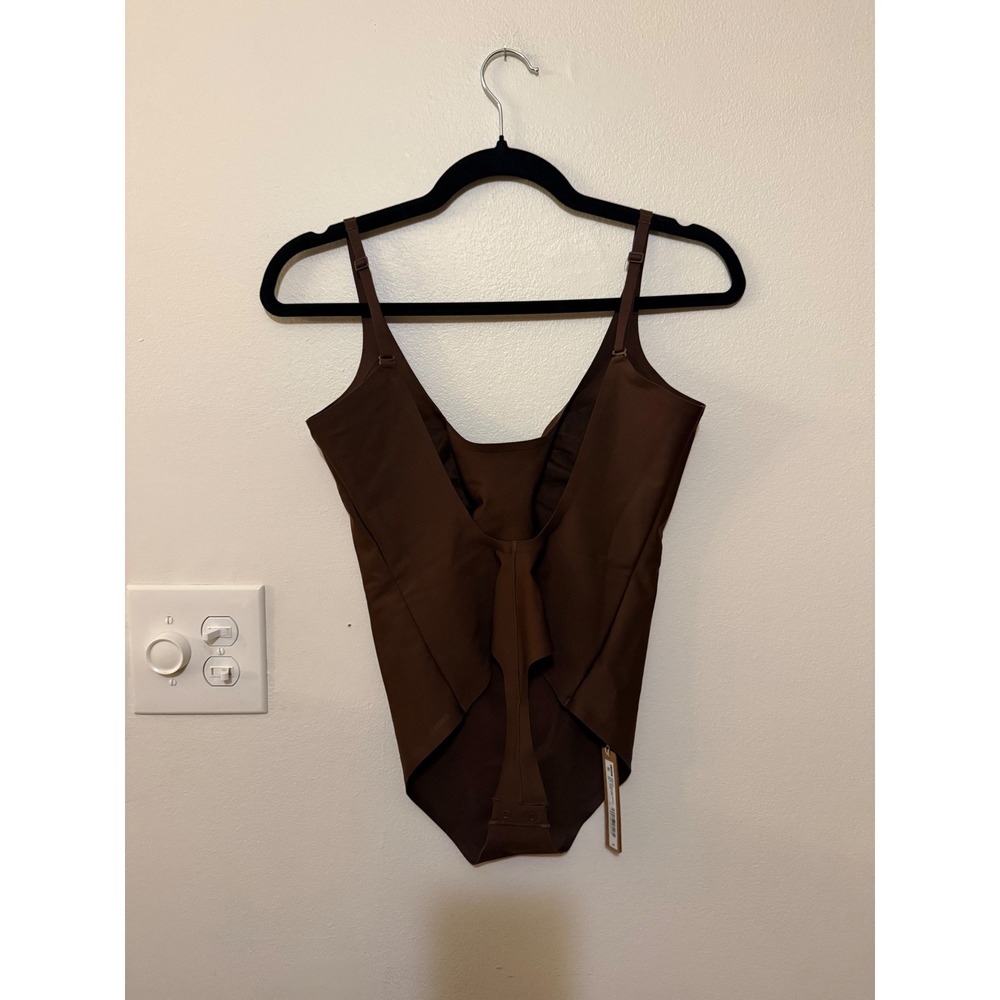 Skims Body Scoop Low Back Thong Bodysuit Cocoa Size L NWT - Picture 2 of 3
